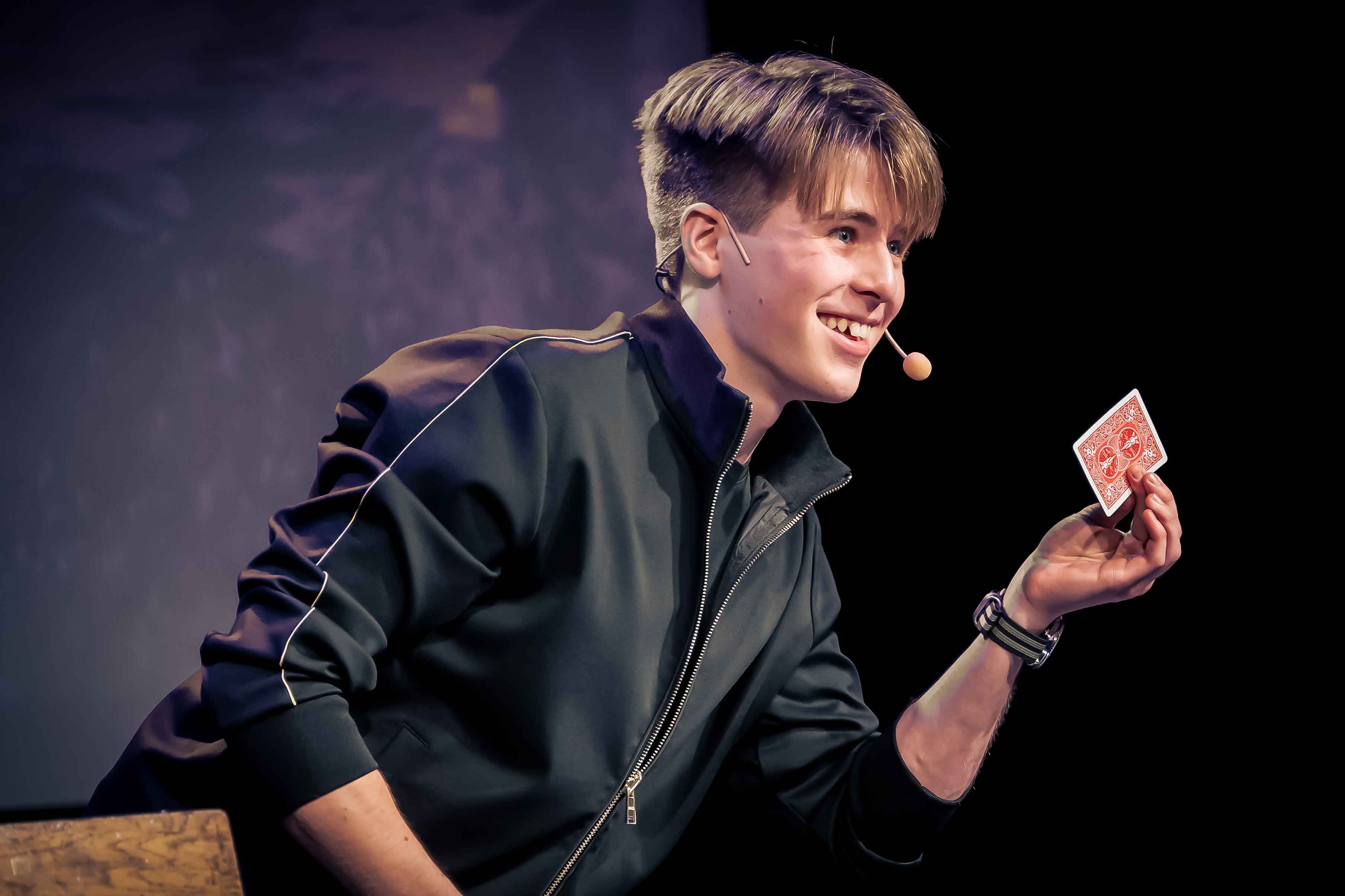 boka ung magiker Vilgot Michelin i Stockholm som med charm trollar fram publikens valda spelkort