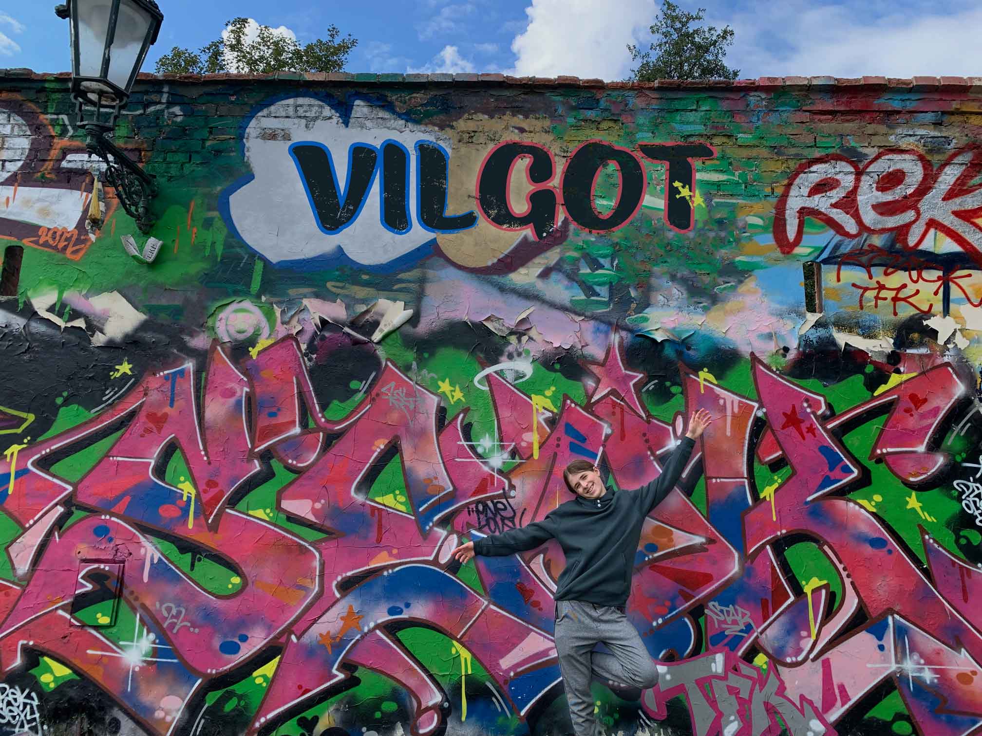 ung magiker Vilgot Michelin framför cool grafitti där det står 'VILGOT'